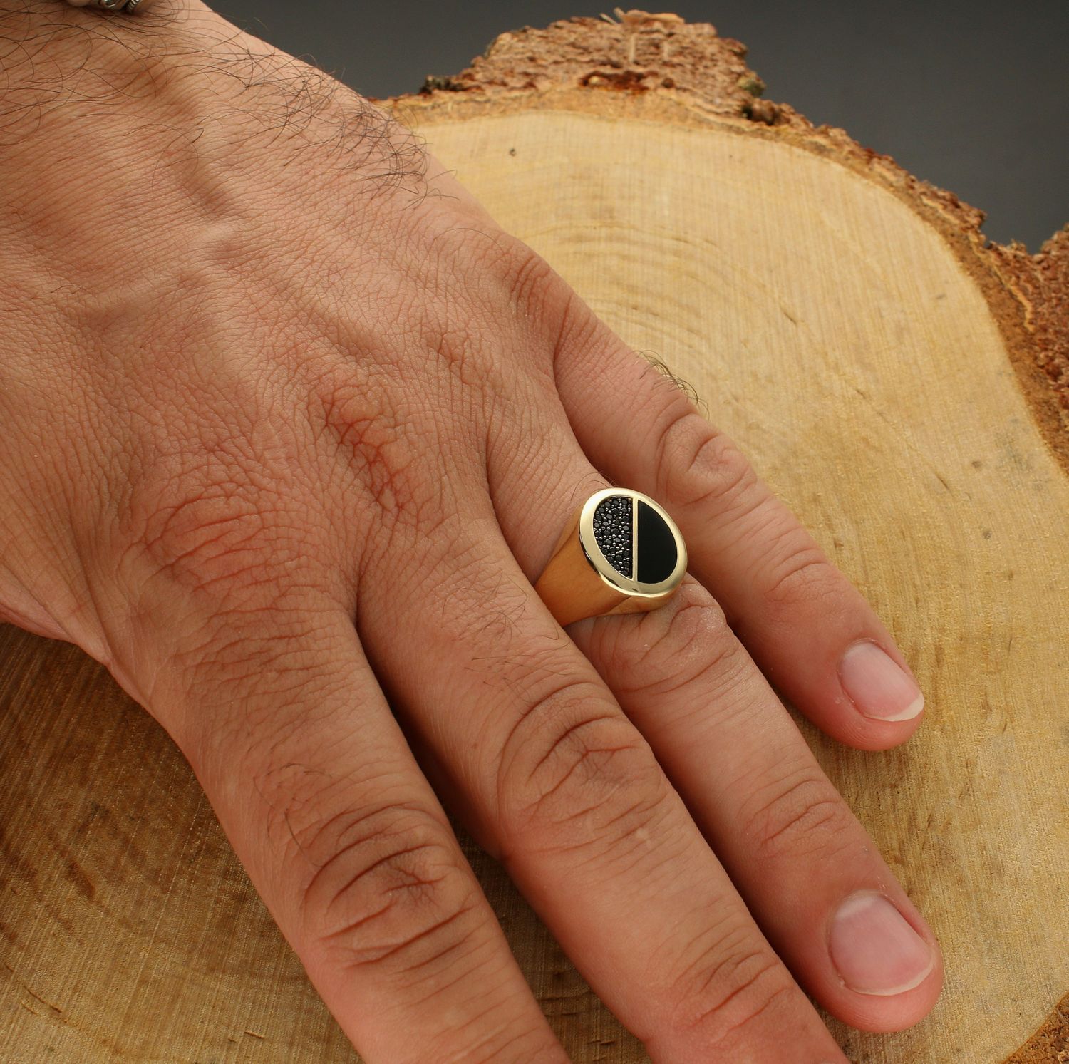 Złoty sygnet z owalnym onyksem i czarnymi cyrkoniami pr. 585 (2).jpg